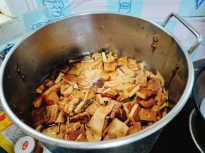 开大火煮开，转小火慢卤半个小时！