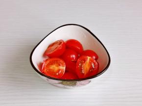 小番茄洗净对半切开。