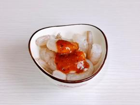 虾仁处理好后加入黑胡椒酱，拌均匀腌制5分钟。