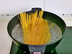 锅中水烧开，下意面，烧开后中火煮。