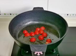 放入切好的小番茄煎30秒。