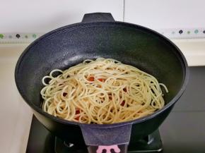 放入煮熟的意面。