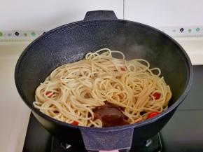 再加入黑胡椒酱翻炒均匀。（根据个人口味增减）