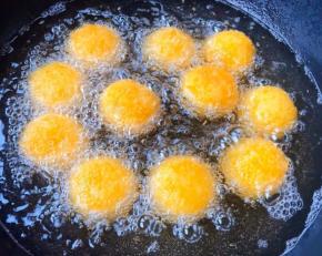 炸至黑芝麻汤圆漂浮起来即可捞出切记不要炸制时间过长易爆