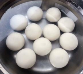 黑芝麻汤圆捞出立刻放入冷水中过凉冲洗