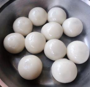 黑芝麻汤圆沥干水份备用