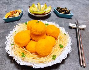 和朋友小聚吃着自己喜欢的美味好开心