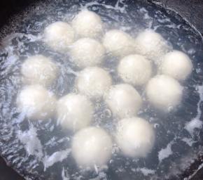 煮至黑芝麻汤圆七成熟即可