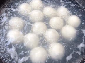 煮至黑芝麻汤圆七成熟即可