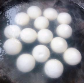 锅中烧开水放入黑芝麻汤圆大火煮