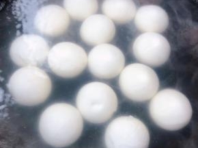 锅中烧开水放入黑芝麻汤圆大火煮