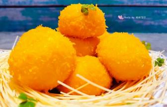 看着诱人的炸汤圆摆入盘中用绿色叶装饰就大功告成了