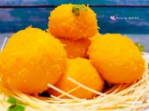 看着诱人的炸汤圆摆入盘中用绿色叶装饰就大功告成了