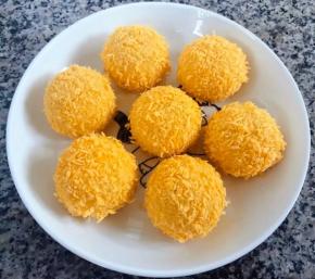 裹好面包糠的黑芝麻汤圆摆入盘中