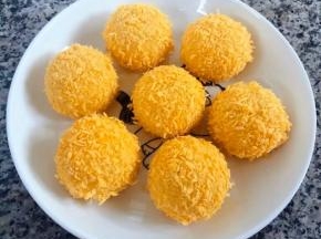 裹好面包糠的黑芝麻汤圆摆入盘中