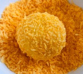 再放入面包糠中均匀的裹上一层面包糠