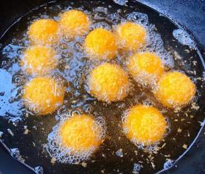 锅中倒入适量油加热至五成热放入黑芝麻汤圆中火炸起来