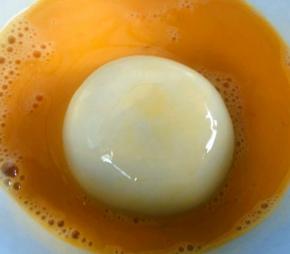 黑芝麻汤圆放入打散的蛋液中滚一下