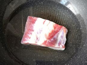 五花肉凉水入锅，加入两勺料酒，烧开焯水。