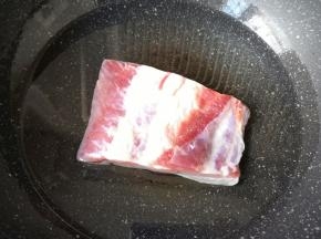 五花肉凉水入锅，加入两勺料酒，烧开焯水。