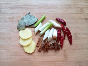 准备好葱、姜、干红辣椒、八角、桂皮和香叶。