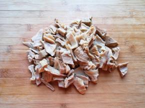 泡好的笋干切成小块。