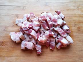 焯过水的五花肉冲洗一下，切成小块。