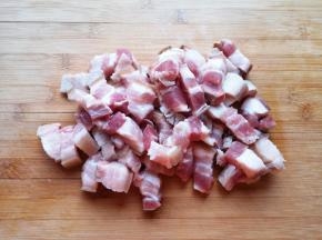 焯过水的五花肉冲洗一下，切成小块。