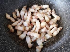 炒锅内倒适量的食用油烧热，下入五花肉煸炒出油脂。