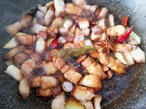 下入冰糖，加入红烧酱油。