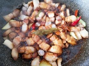 下入冰糖，加入红烧酱油。