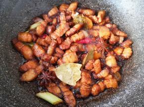 翻炒至香味飘出。