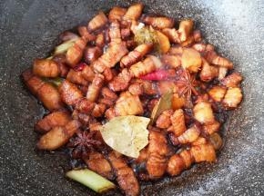 翻炒至香味飘出。