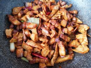 翻炒一分钟左右。