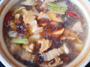 大火烧开，转中小火炖一个小时。