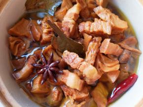 一个小时以后，五花肉已经酥烂，笋干好吃入味。