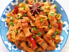 盛出撒上葱花。