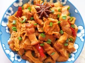 盛出撒上葱花。