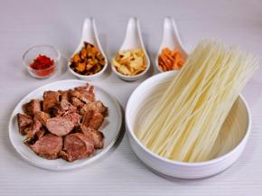 准备食材，酱牛肉切小块。