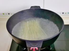 水烧开后下螺狮粉，中火煮，可以多次淋入冷水。