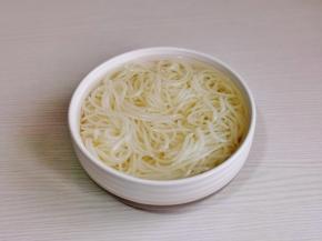 煮熟捞出，过冷水，这样螺狮粉口感更好。