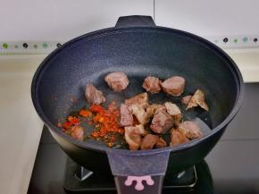 起油锅，加入辣椒碎煸炒，下酱牛肉。