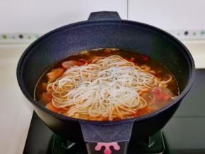 下煮好的螺狮粉。