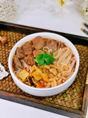牛肉酸辣螺狮粉。