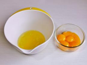 首先将蛋白蛋黄分离，分别无油无水的器具中。