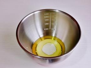 玉米油与牛奶混合打至均匀。