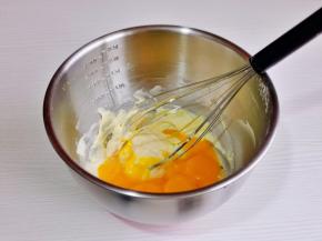 加入蛋黄。