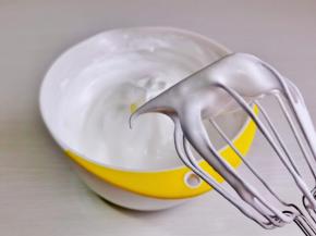 打发至提起打蛋器有微微的弯勾即可。