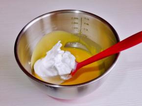 取三分之一的蛋白霜加入蛋黄糊中翻拌均匀。（这时将烤箱140度预热）