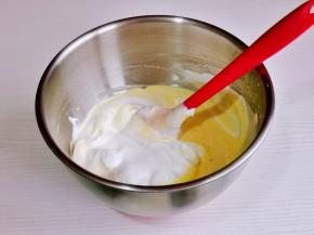 再取三分之一的蛋白霜加入蛋黄糊中，继续翻拌至看不到蛋白霜。